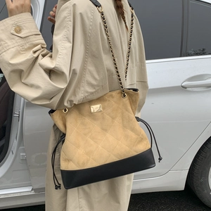 Sac cabas vintage en daim à losanges avec bandoulière chaîne en kaki et noir