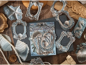 Vue macro des autocollants gaufrés Ocean Salute avec cadres vintage et motifs marins