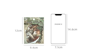 Comparaison de taille du pack de stickers Jungle Whisper avec un iPhone 12
