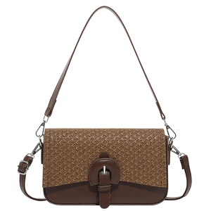 Sac bandoulière marron avec texture tissée, garniture en similicuir et bretelles amovibles