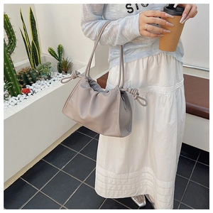 Sac nuage en cuir souple taupe à la mode avec bandoulière décorative à nœuds élégants