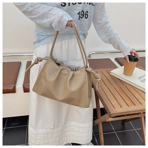 Detail der khakifarbenen Cloud-Bag mit Knotengriff und weicher Ledertextur