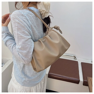 Detailansicht der khakifarbenen Cloud-Tasche mit Falten und geknotetem Riemen am Model