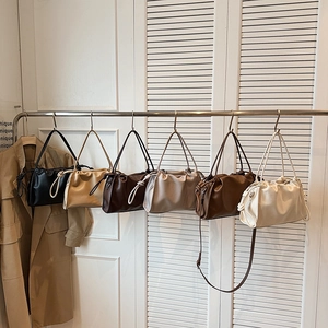 Sacs nuages chic en six couleurs avec texture litchi douce et cordons plissés