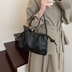 Sac nuage en cuir noir à la mode avec cordon de serrage froncé et fines bandoulières