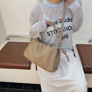 Sac nuage en cuir souple kaki avec texture litchi et bandoulière à cordon coulissant