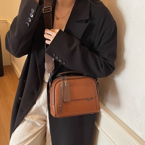 Vintage brown lychee grain handbag with wide shoulder strap and dual zipper pockets