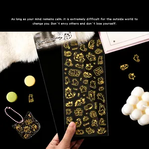 Détail d'autocollants chat mignons avec bordure dorée et un accessoire de charme tête de chat