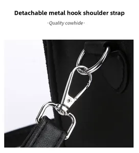 Détail du crochet métallique argenté amovible sur un sac en cuir de vachette véritable