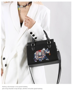Broderie détaillée sur un sac à main noir montrant le design artisanal d'un éléphant