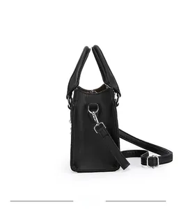 Vue latérale du sac en similicuir noir avec détails argentés et garniture perlée