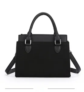 Détail du dos lisse d'un sac bandoulière noir avec broderie éléphant et texture