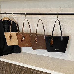 Sacs à bandoulière en daim premium en quatre couleurs avec breloques pour femmes