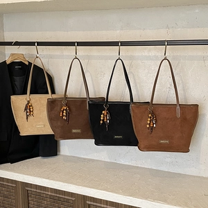 Sacs cabas rétro en daim en quatre couleurs avec breloques et logo métallique