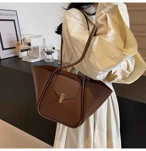 Borsa tote in pelle marrone con cuciture a contrasto e chiusura in metallo dorato rettangolare