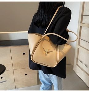 Dettaglio della borsa tote beige minimalista con fibbia in metallo dorato in stile lifestyle