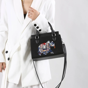 Sac bandoulière avec broderie éléphant de luxe et perles colorées sur tissu noir