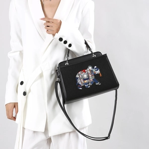 Borsa tote vintage nera con ricamo di elefante e tracolla indossata dalla modella