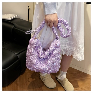 Dettaglio della borsa a nuvola plissettata lavanda con focus sulla trama in nylon