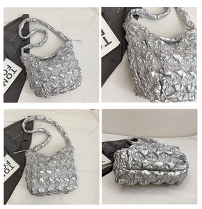Vista macro della borsa nuvola argento con texture a bolle metalliche e cuciture