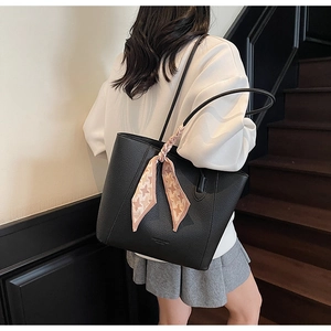 Détail du grand sac cabas noir avec texture grainée et élégant foulard en pied-de-poule