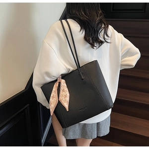 Vue détaillée du grand sac cabas noir avec texture litchi et foulard en soie pied-de-poule