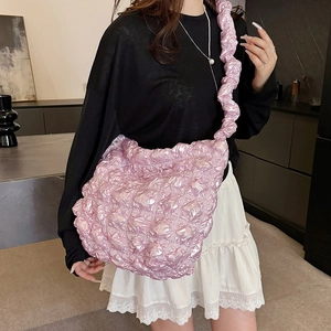 Borsa a nuvola plissettata rosa con trama trapuntata a sbuffo e tracolla abbinata su modella