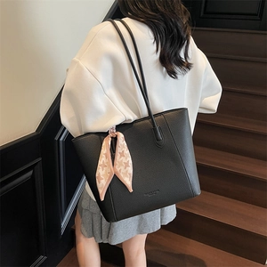 Grand sac fourre-tout en cuir noir à motif litchi avec foulard rose pied-de-poule