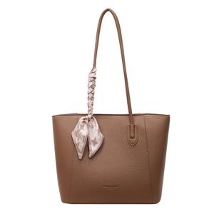 Sac cabas en cuir marron avec foulard décoratif en soie et logo imprimé mode