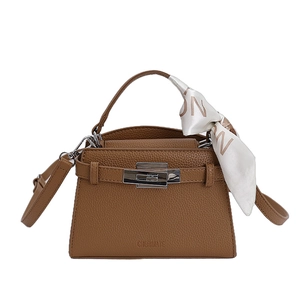 Bolso trapecio marrón de cuero lichi con cierre plateado, correa y pañuelo de seda