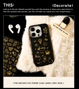 Détail de stickers chat dorés et mots d'humeur sur peluche pour décoration de coque de téléphone