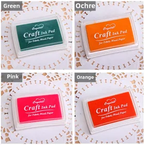 Tampons encreurs colorés pour tissu, bois et papier en vert, jaune, rose et orange