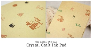 Gros plan des empreintes d'encre Crystal Craft sur papier kraft pour scrapbooking