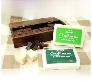 Détail des tampons encreurs verts et kit de tampons en bois pour tissu et papier