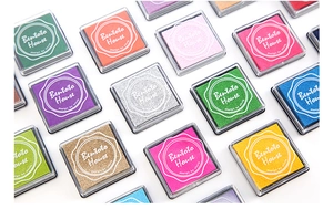Disposition en grille de tampons encreurs carrés colorés avec couvercles pour DIY