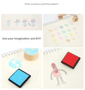 Détail de tampons encreurs colorés DIY avec divers motifs sur papier quadrillé