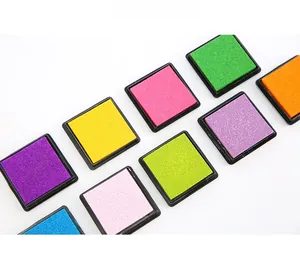 Vue macro de tampons encreurs carrés colorés de 4x4cm pour les loisirs créatifs et DIY
