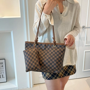 Two-piece large capacity checkered tote bag set with matching small zipper pouch