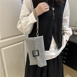 Pochette enveloppe léopard pour femme avec boucle noire et bandoulière amovible chic