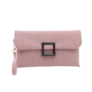 Pochette léopard rose avec boucle noire et dragonne sur fond blanc pour femme