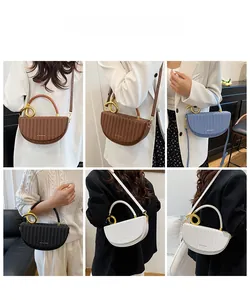 Détails du sac à main tissé avec anneaux dorés et plusieurs options de couleurs chic