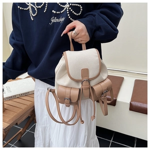 Dettaglio mini zaino vintage in tela con finiture in pelle sintetica marrone e tasche