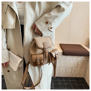 Dettaglio di uno zaino vintage in tela e pelle con cinghie e tasche laterali