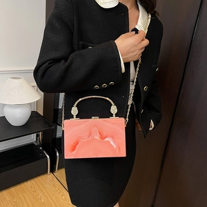 Roze marmeren acryl box clutch tas met goudkleurig handvat en afneembare kettingriem