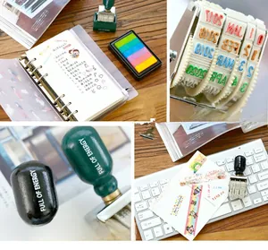 Détail d'un tampon dateur vintage en bois avec mécanisme à molette et jeu d'encreurs dégradés