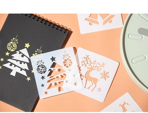 Détail de pochoirs de Noël flexibles avec motifs de renne et sapin pour le dessin