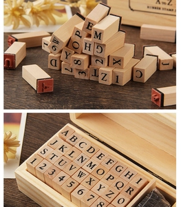 Primo piano di 36 timbri in legno vintage con lettere e numeri in una scatola di legno