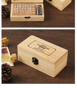 Dettaglio del set di timbri vintage in legno con lettere e numeri in una scatola