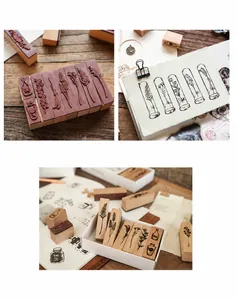 Makroaufnahme von Vintage-Holzstempeln mit diversen botanischen Mustern und Gummioberfläche