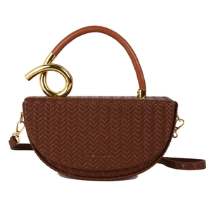 Sac demi-lune tressé marron avec poignée en métal doré et bandoulière amovible